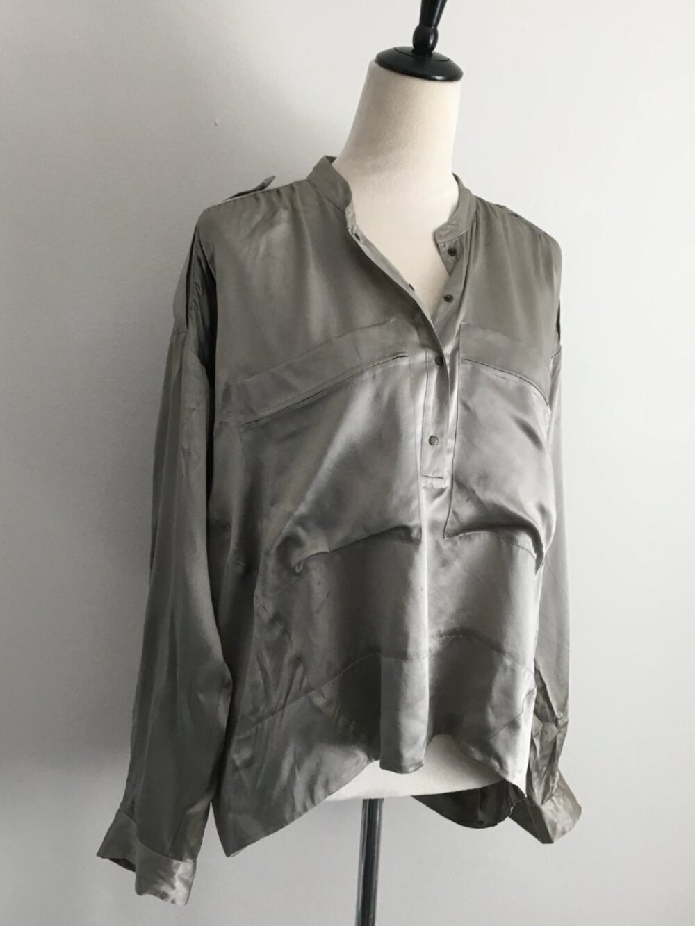 SEE BY CHLOE Gray Sateen 100% Silk Shoulder Tabs Long Sleeve Large Pockets Shirt